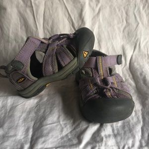 Girls lilac keen sandals.